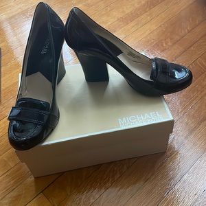 EUC Michael Kors Lattington Pump (black patent finish) - original box